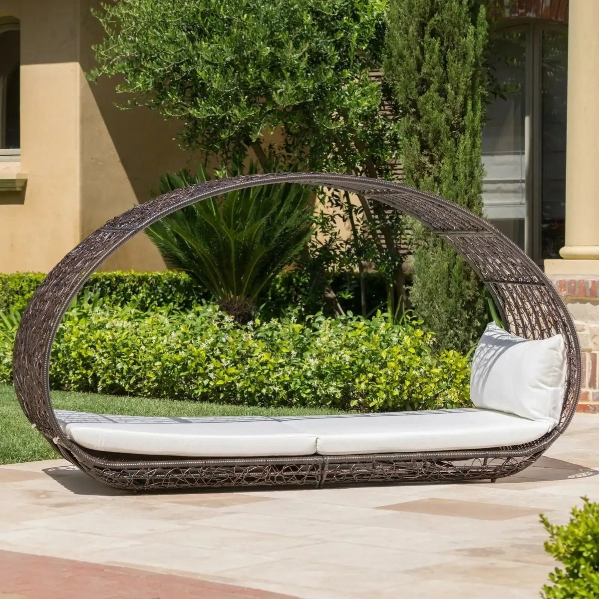 Abigal - Outdoor Wicker Daybed With Cushion