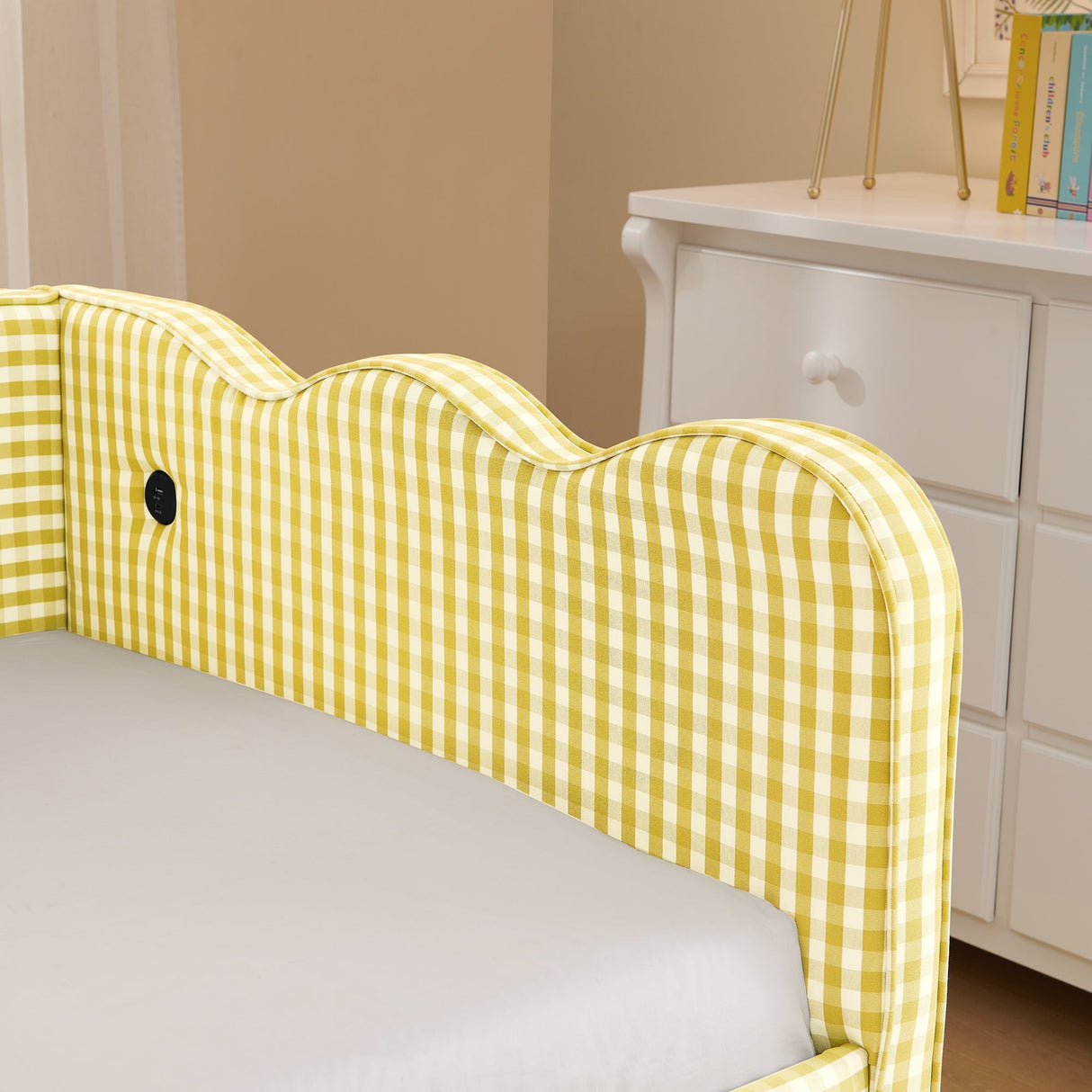 Cozy Gingham Daybed with Trundle Twin Size Sofa Bed No Box Spring Needed, with USB Port and Adorable Wave Shaped, Linen Fabric
