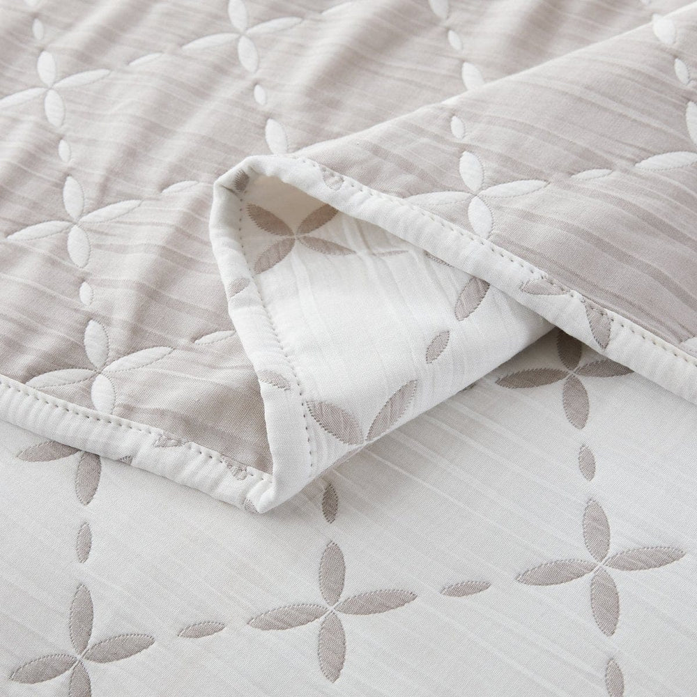 Diamond Leaf Jacquard Reversible Matelasse Coverlet Set