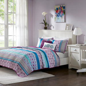 Full/Queen Reversible Quilt Set with Throw Pillows