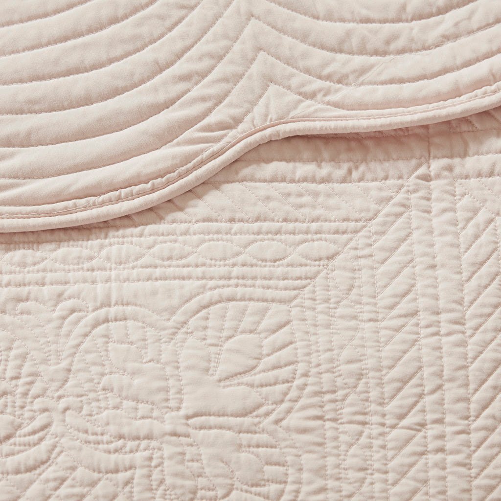 3 piece antimicrobial reversible scalloped edge quilt set queen blush - Tuesday Morning - Quilts & Comforters