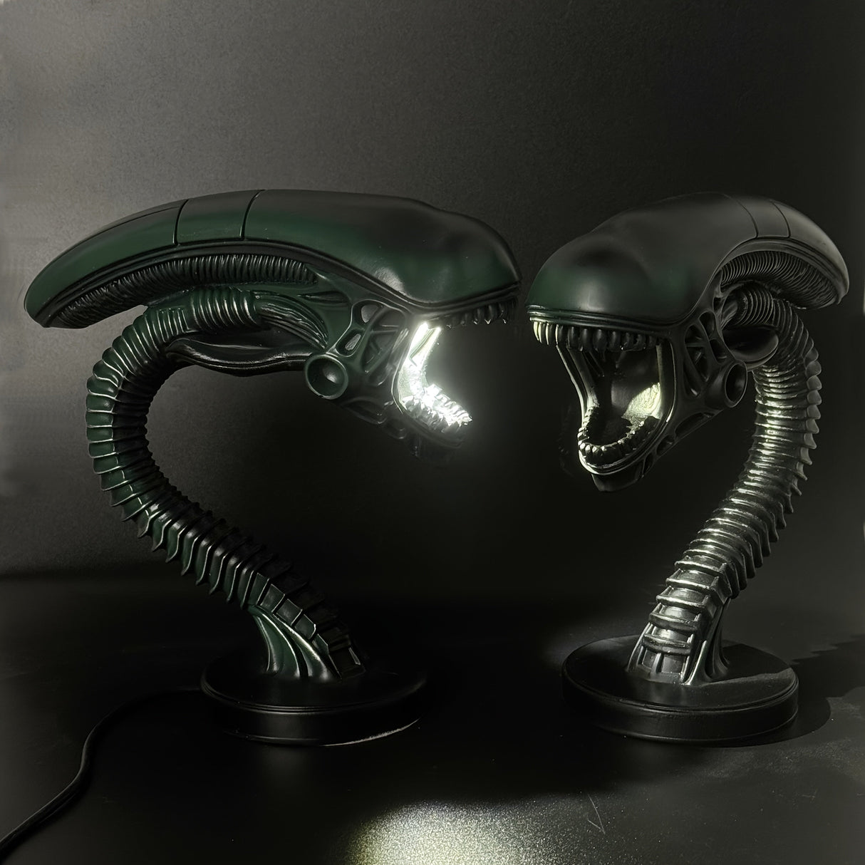 USB Alien Head Lamp – Sci-Fi Resin Desk Light for Bedroom, Office & Halloween Decor