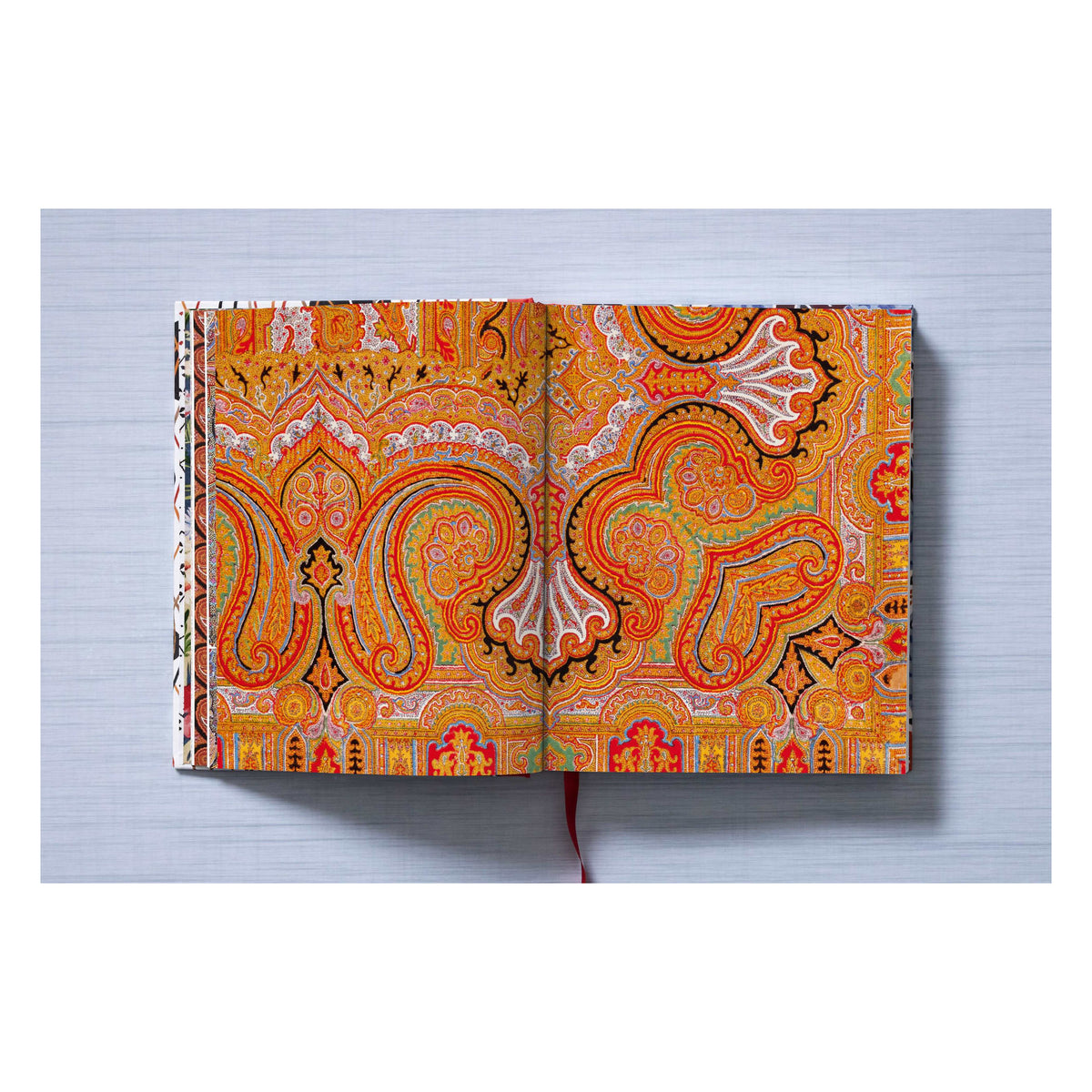 The Book of Printed Fabrics. From the 16th century until today (German, French, English)
