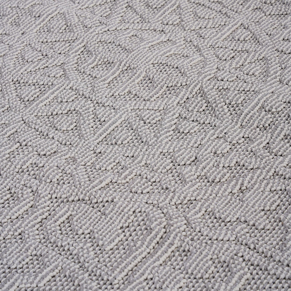 Guros - 6' X 9' Medallion Indoor / Outdoor Area Rug - White / Ivory