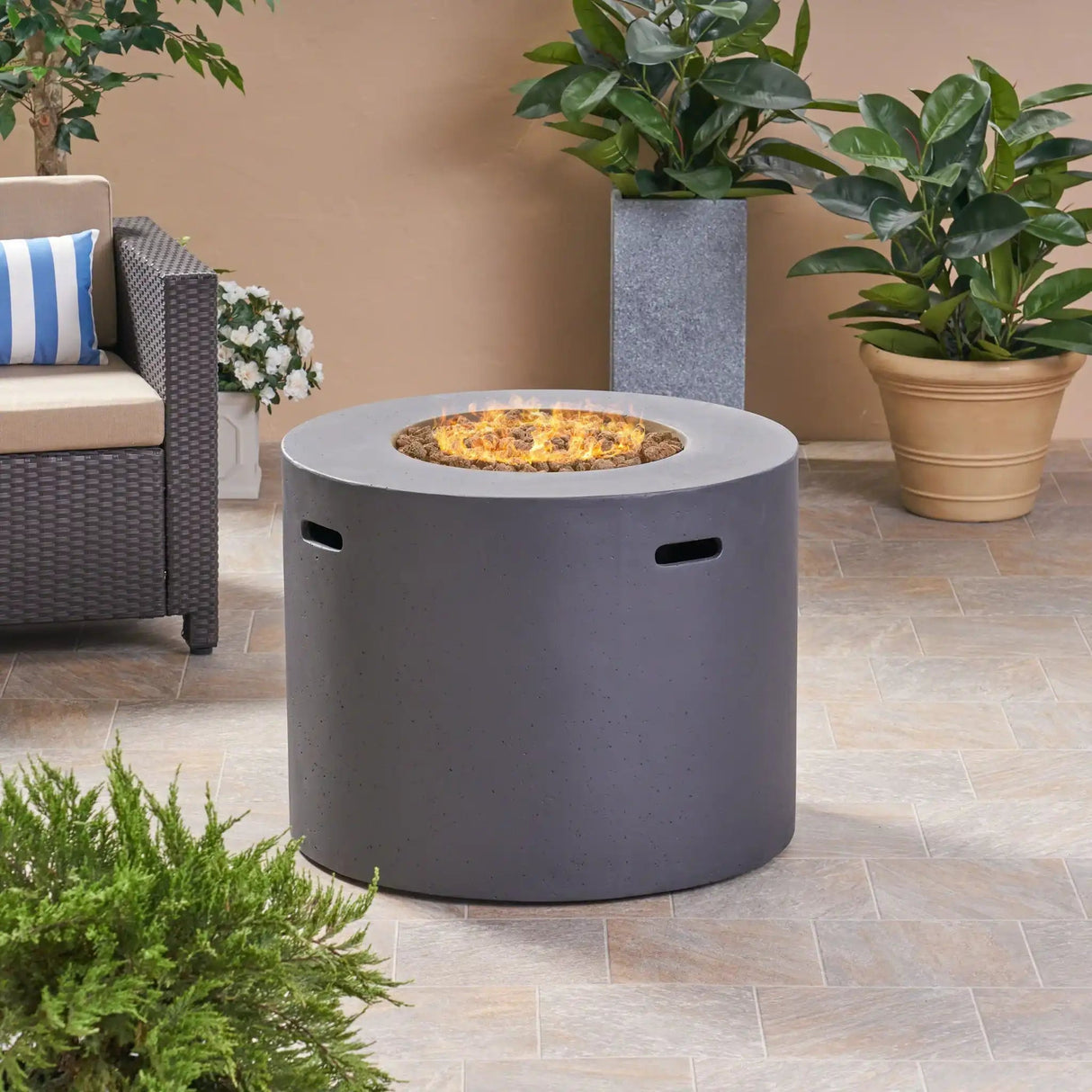 Round Iron Fire Pit With 40,000 BTU