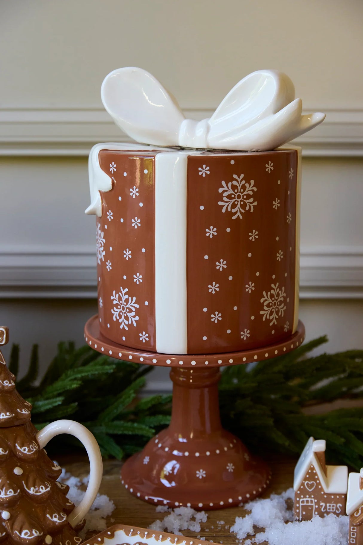 GINGERBREAD PRESENT CAKE STAND