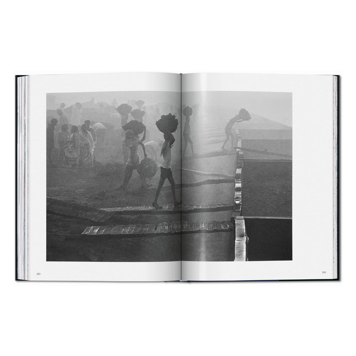 Sebastião Salgado. Workers. An Archaeology of the Industrial Age (English)