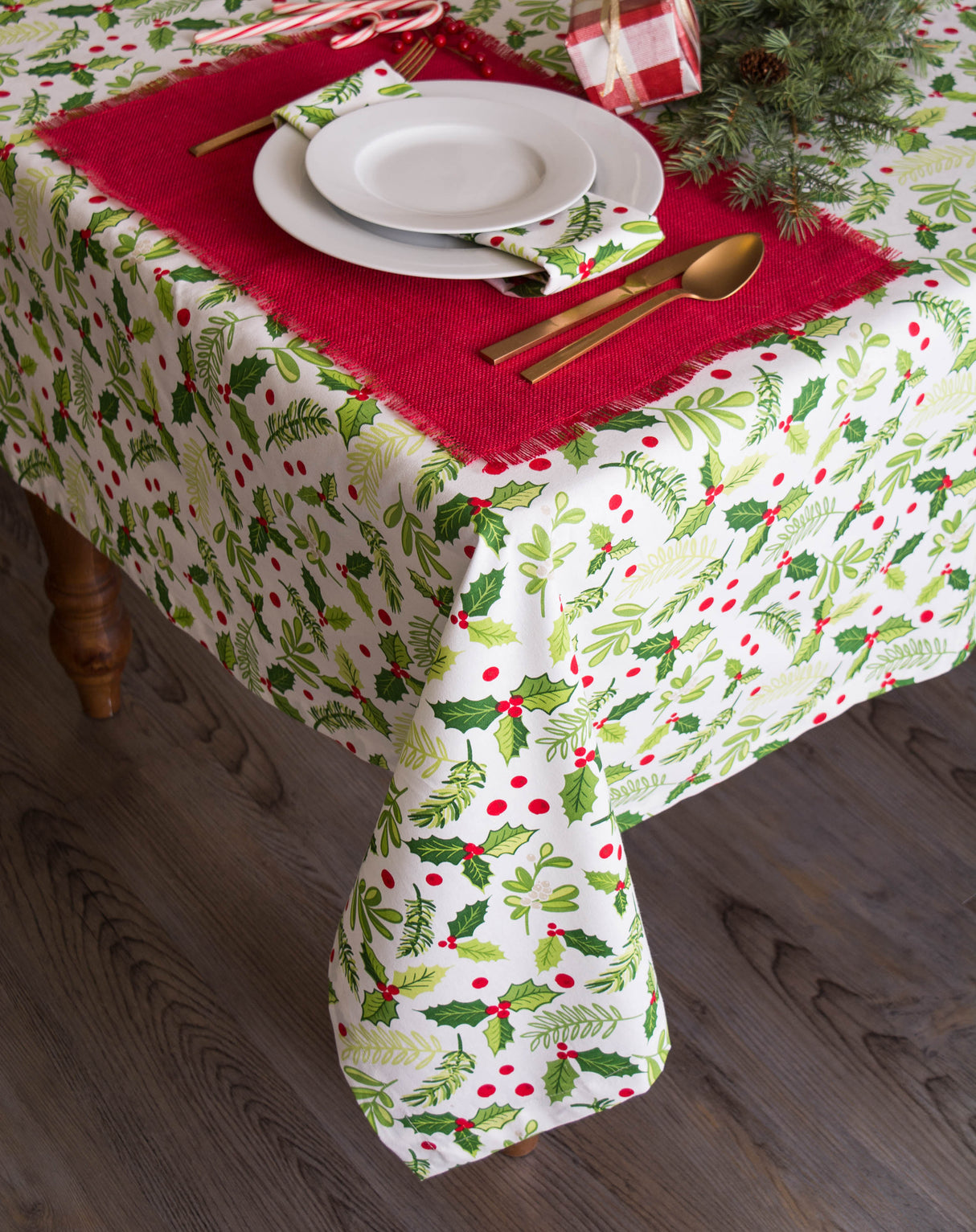 DII Christmas Printed Tablecloth, Holly, 70" Round