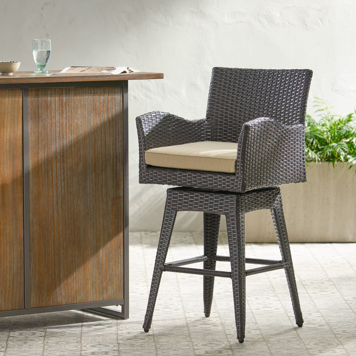 Outdoor Modern Rattan Swivel Barstool With Tapered Legs - Beige / Multibrown