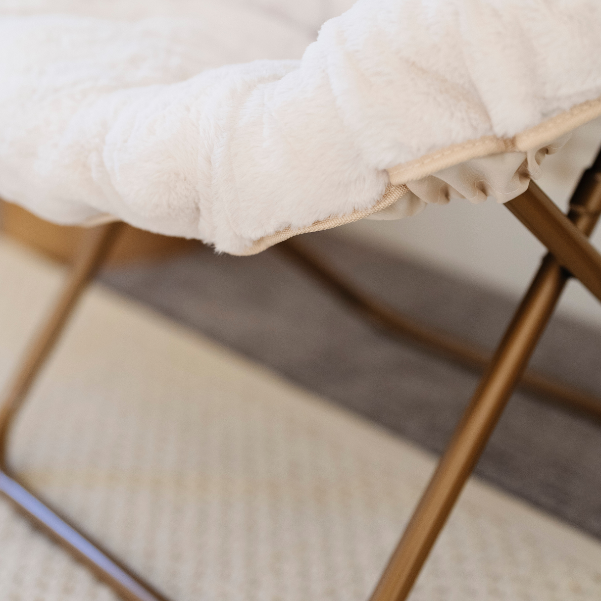 Saucer Chair Kids Chair with Faux Fur Cover
