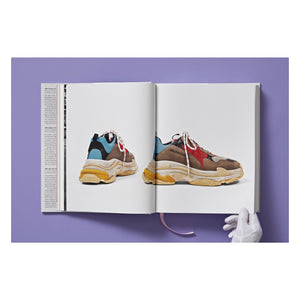 Shoes A–Z. The Collection of The Museum at FIT (German, French, English) (FFE)