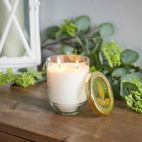 Whit currant scented soy candle with pressed floral lid 5"d