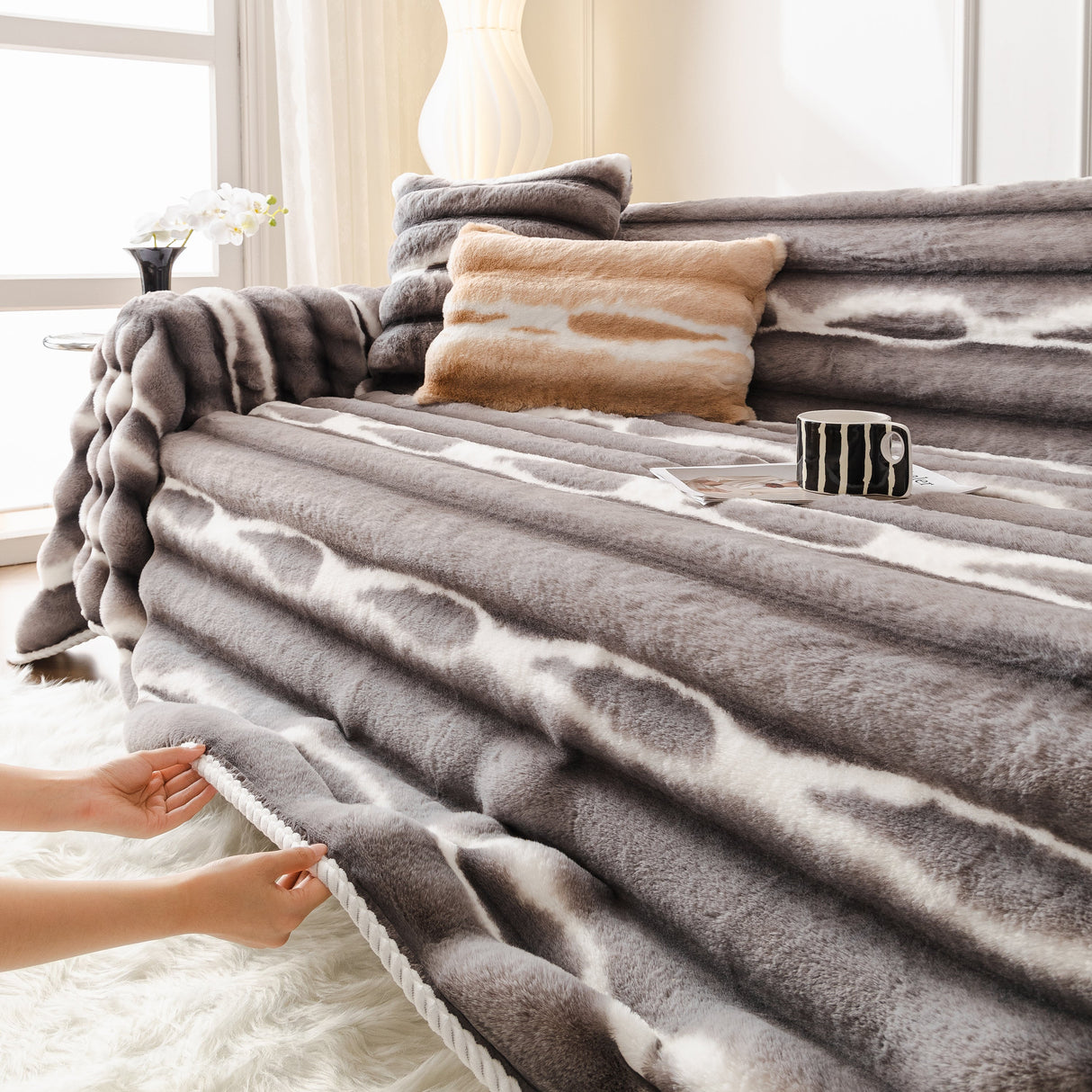 Ultra Soft Faux Fur Couch Cover – Large, Fluffy, and Elegant Sofa Throw Blanket
