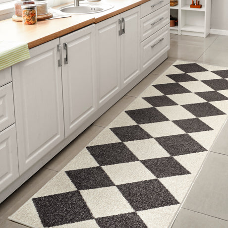 Draper Classic Geometric Diamond Pattern Runner Rug