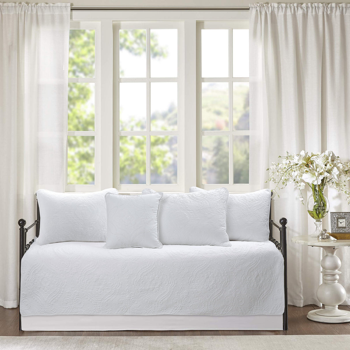Solid White Chic Brocade Matelassé Medallion Floral 6-Piece Daybed Quilt Bedding Set