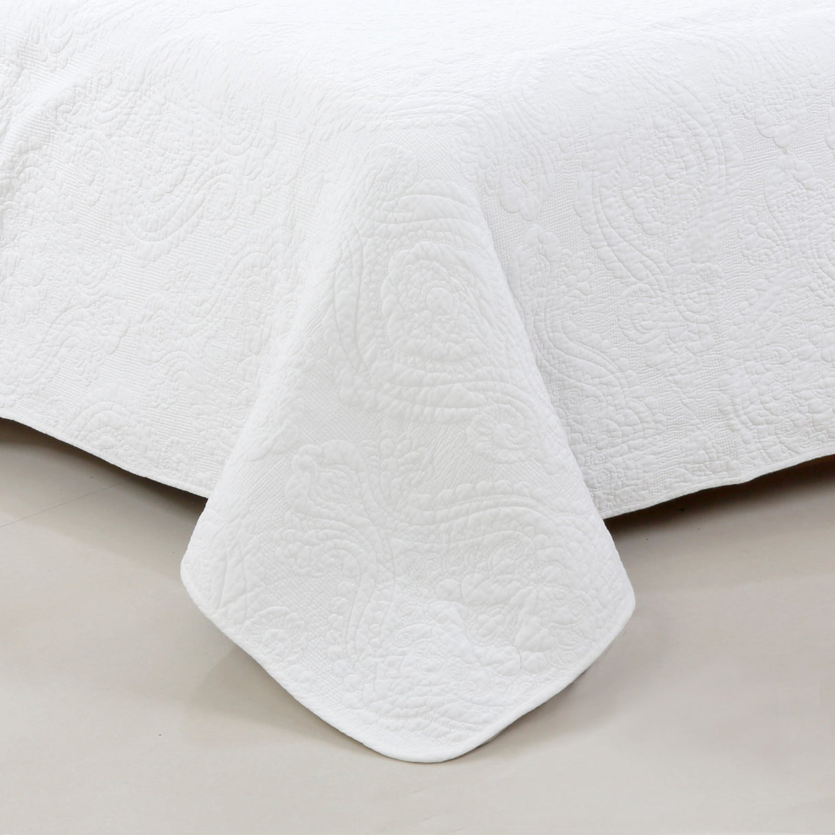 Solid White Chic Brocade Matelassé Medallion Floral Cotton Reversible Quilt Bedding Set