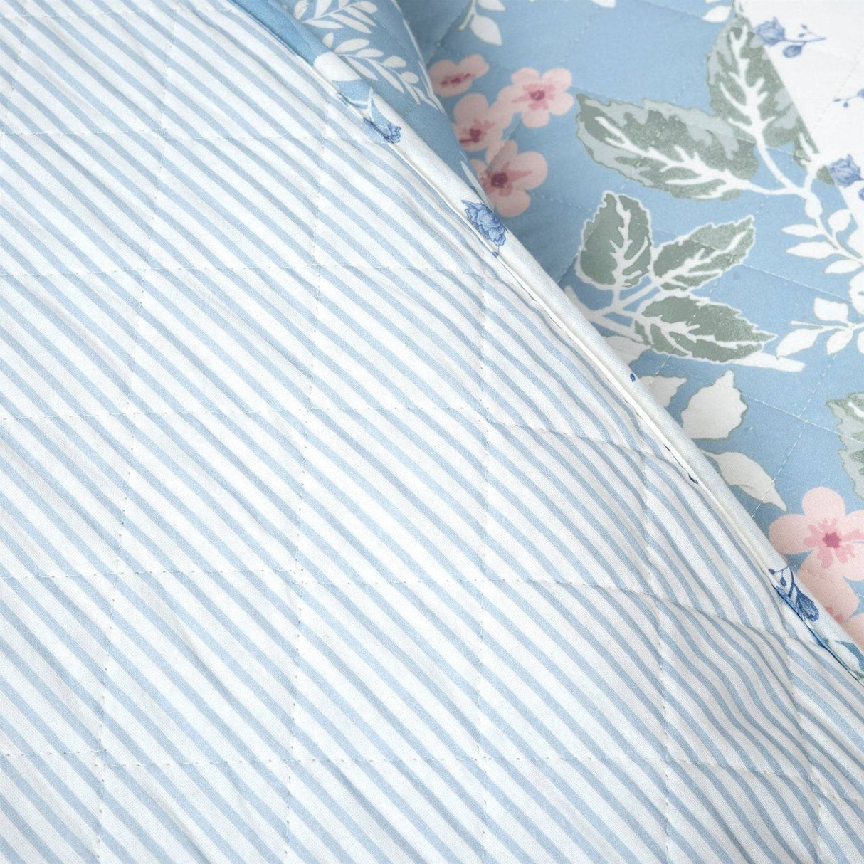 Full/Queen Blue Pink White Beige Floral Cottage Lightweight 3-Piece Quilt Set