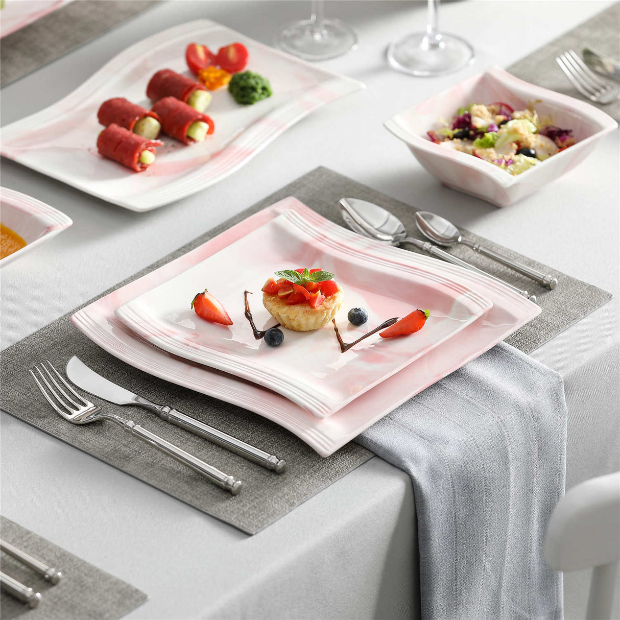 Flora 26 Piece Dinnerware Set by MALACASA