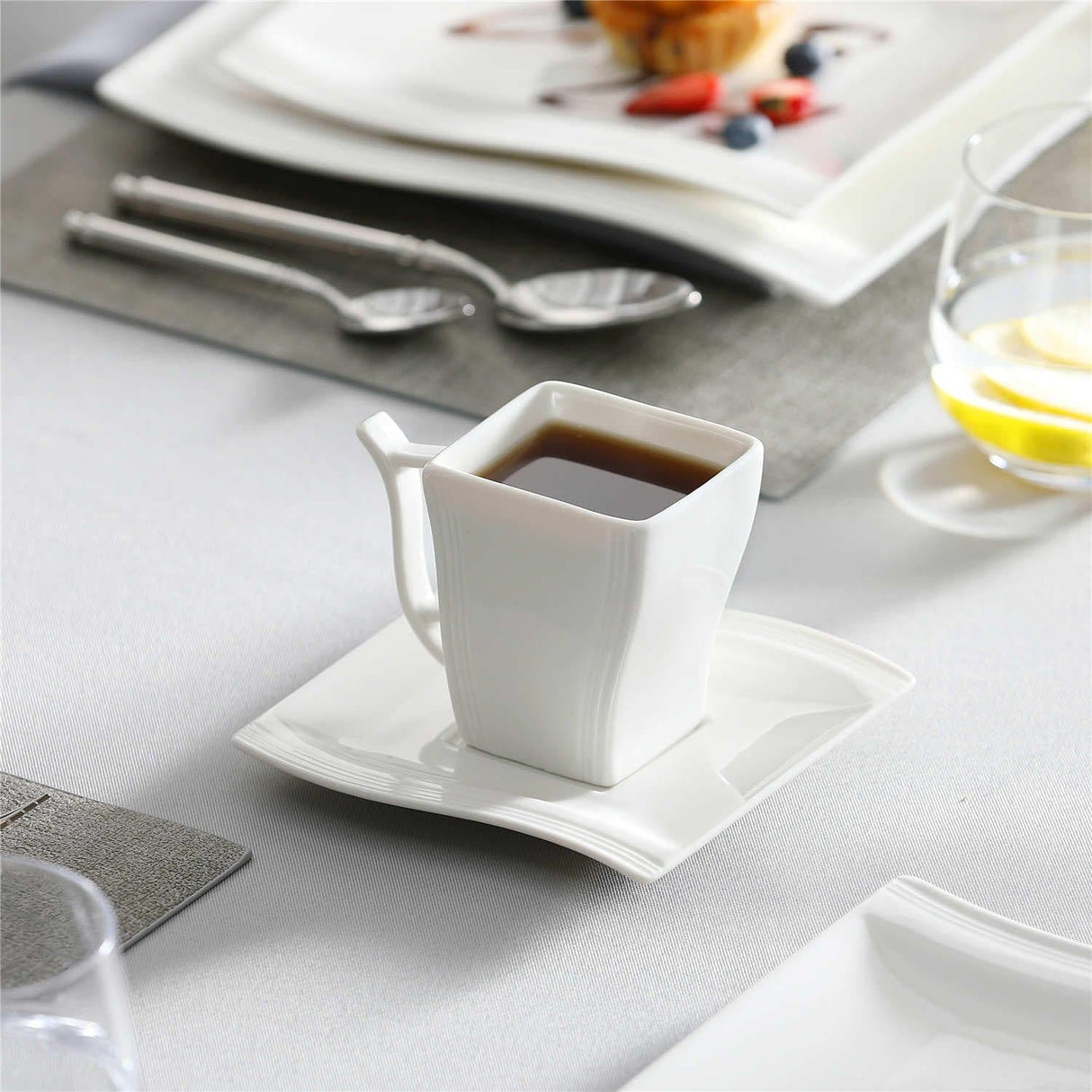 Flora 30-Piece Dinnerware Set by MALACASA