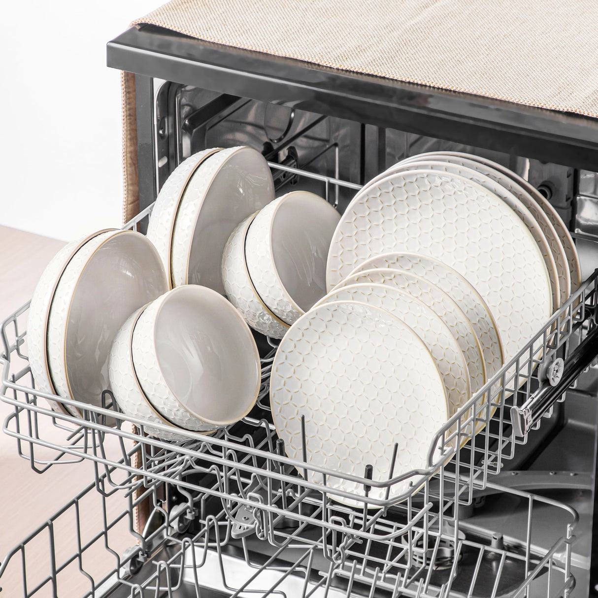 Lydia 32 Piece Antique White Dinnerware Set