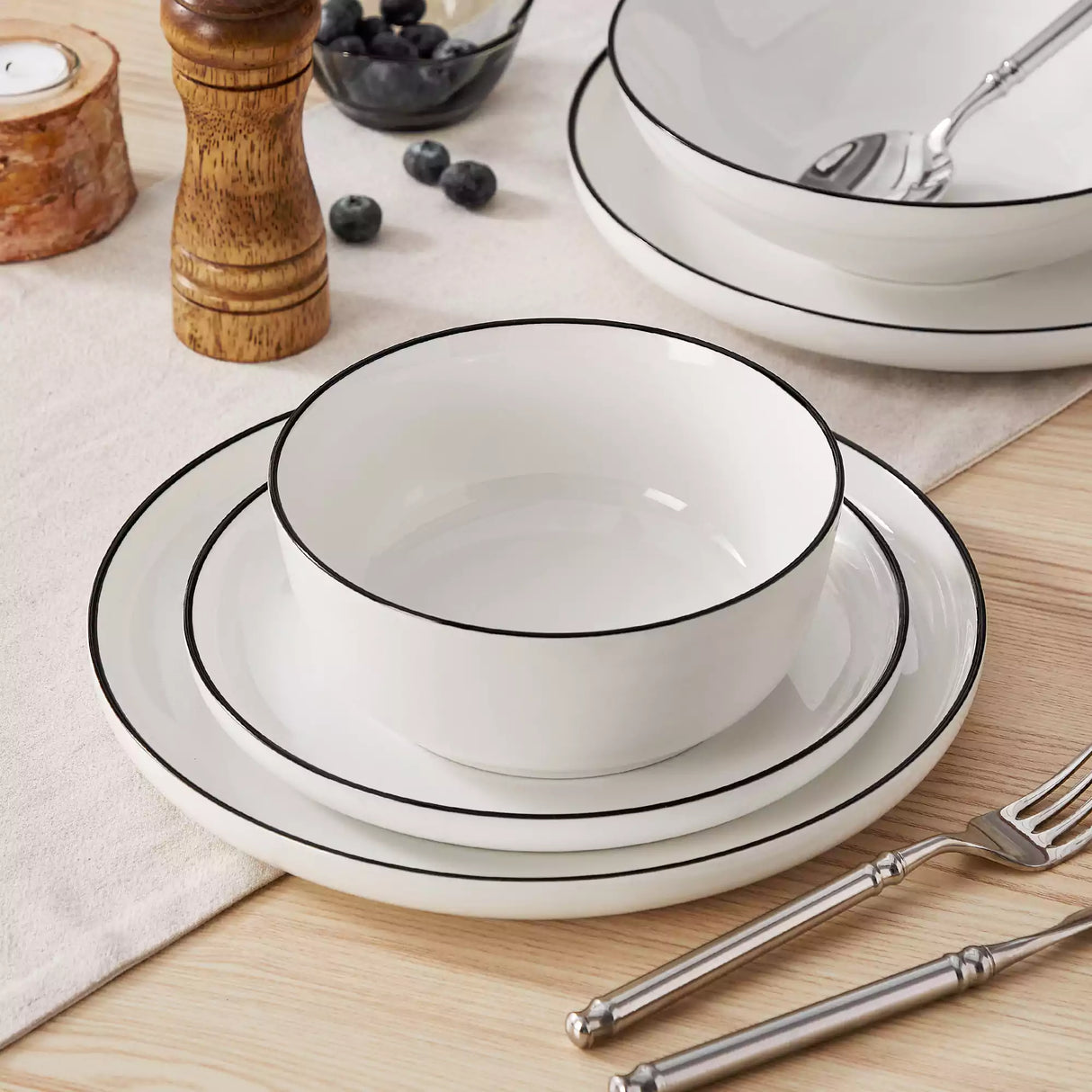 Mina 24 Piece Dinnerware Set