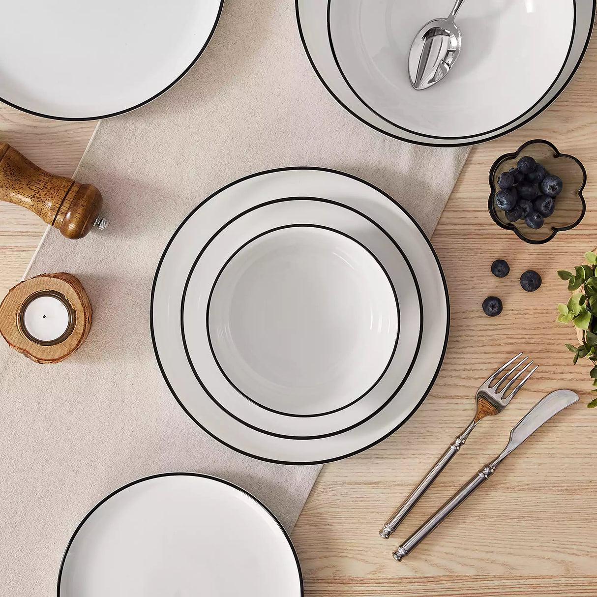 Mina 24 Piece Dinnerware Set