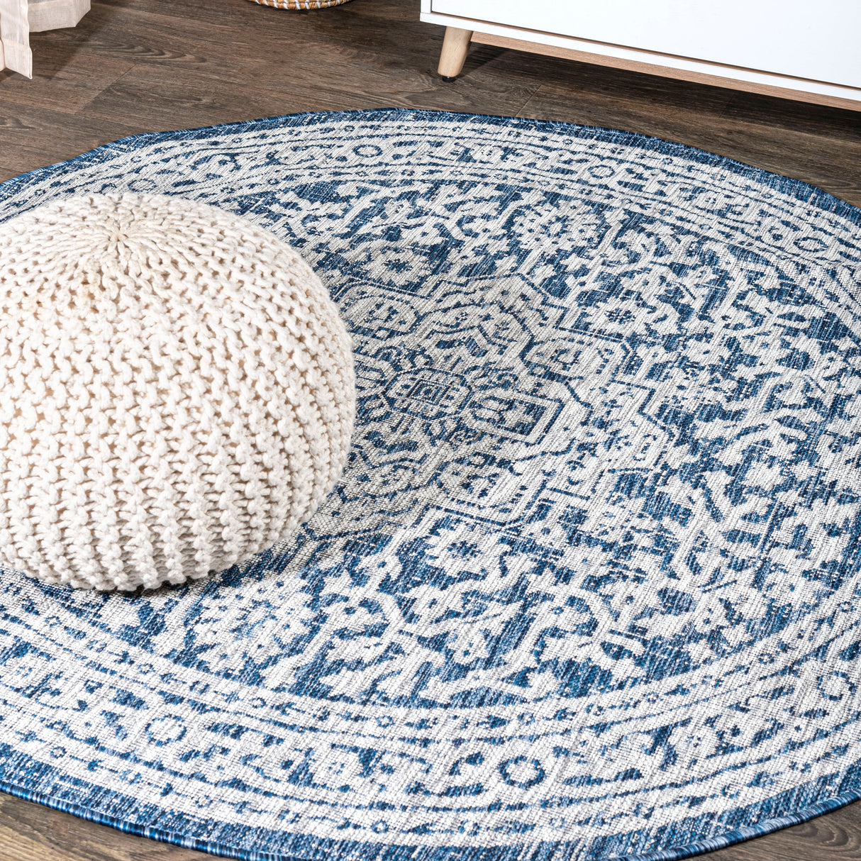Sinjuri Medallion Weave Indoor/Outdoor Round Area Rug