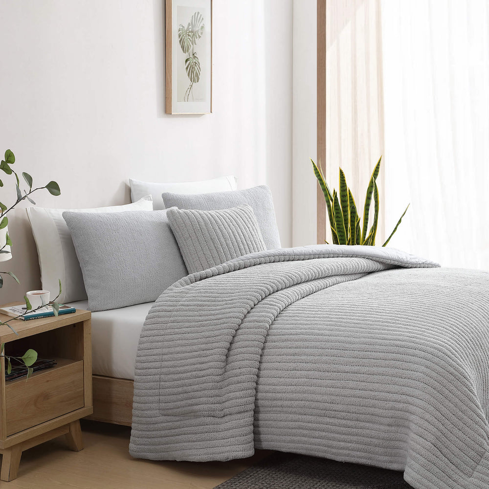Snug Piped Comforter
