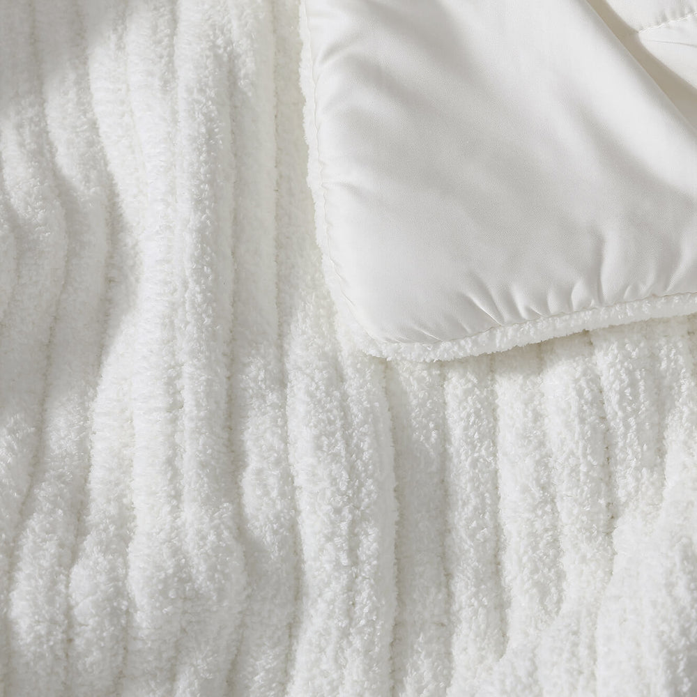Snug Piped Comforter