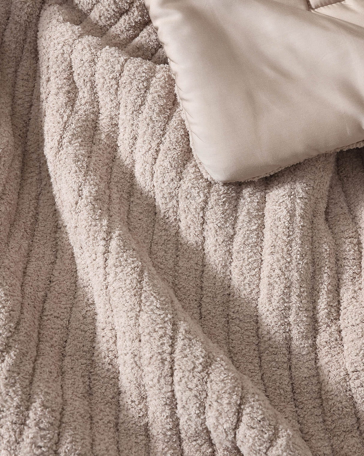 Snug Piped Comforter