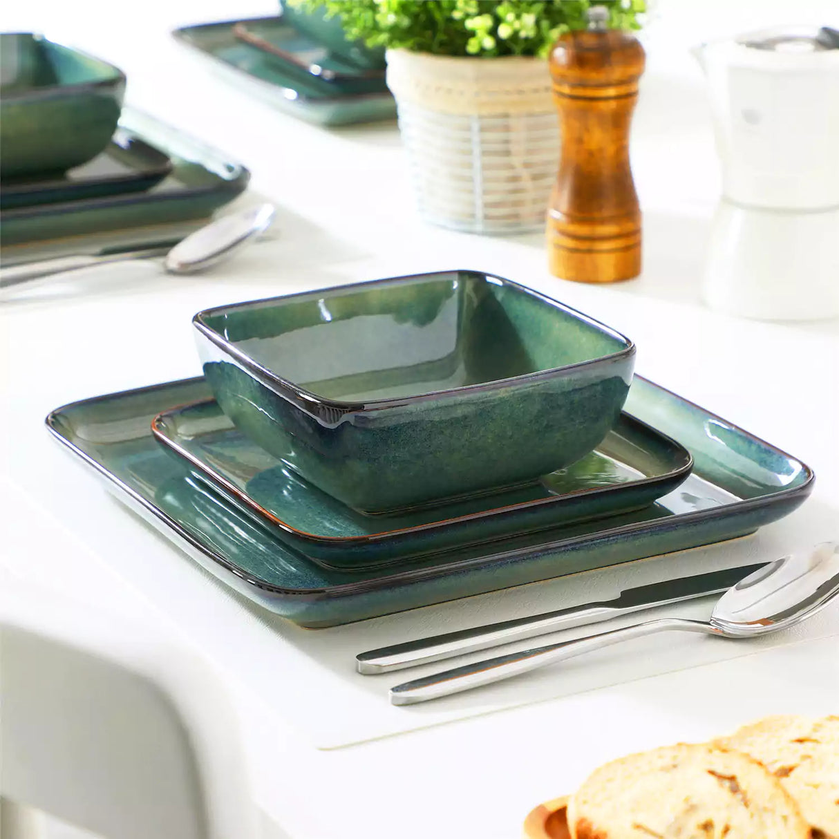 Stern 18 Piece Dinnerware Set