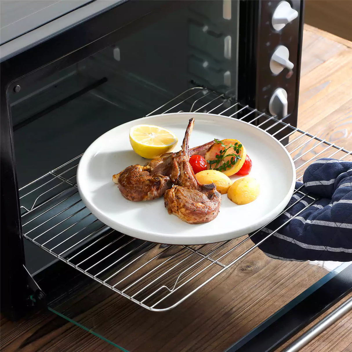 Zora 18 Piece Dinnerware Set