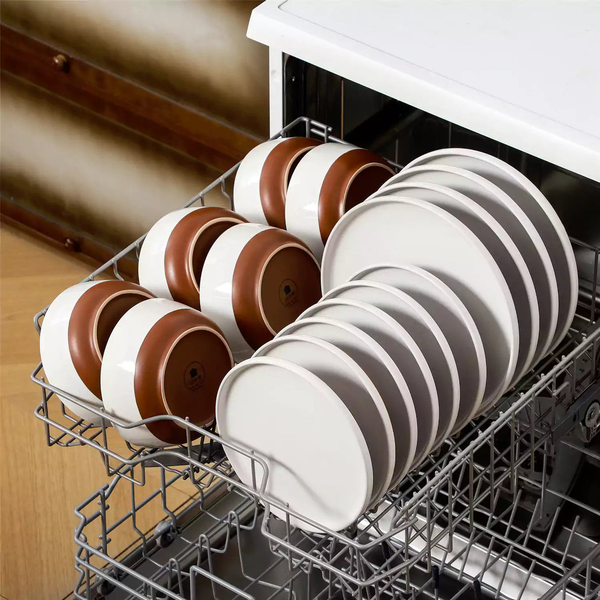 Zora 18 Piece Dinnerware Set