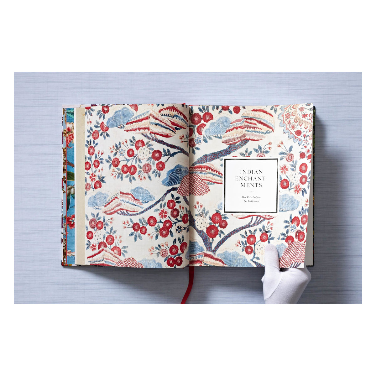 The Book of Printed Fabrics. From the 16th century until today (German, French, English)