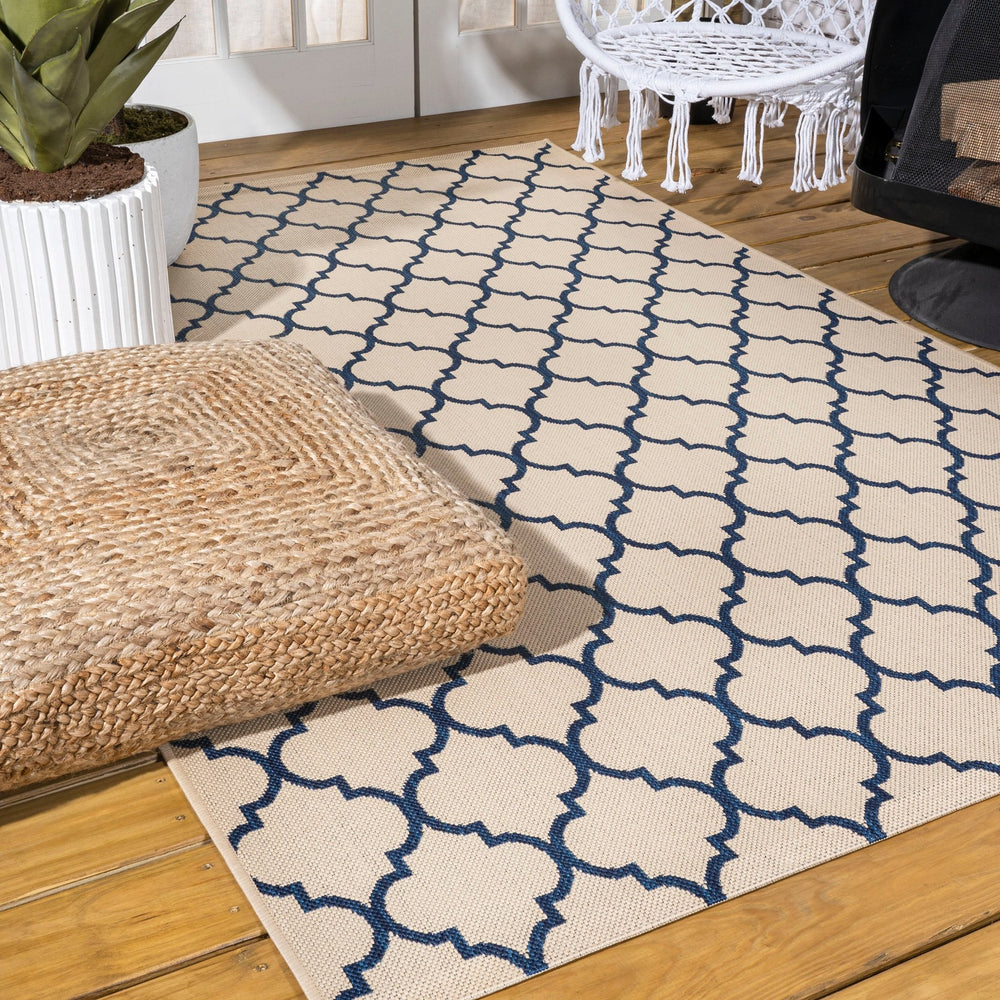 Arabesque ogee trellis indoor/outdoor area rug - Tuesday Morning - Outdoor Rugs