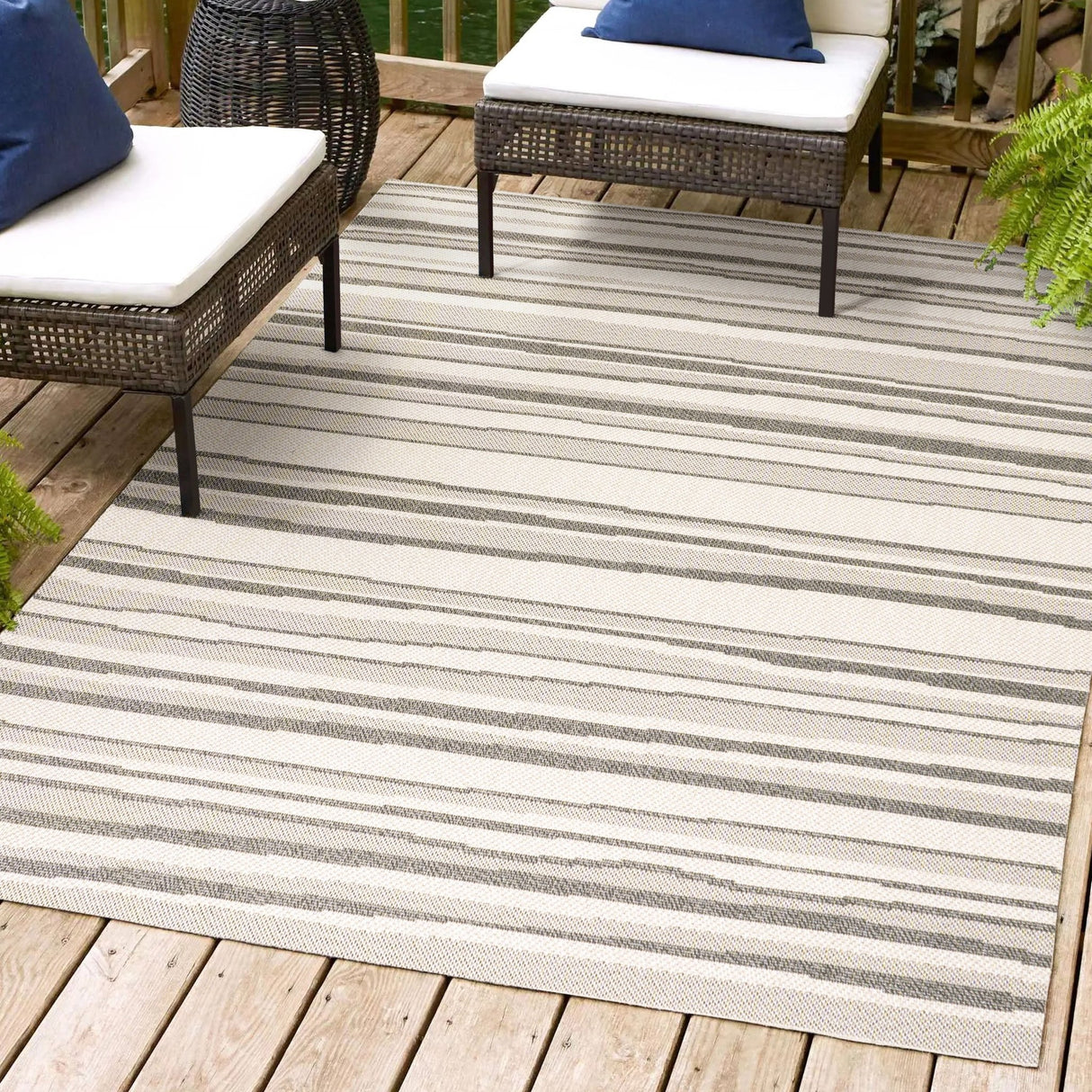 Castara Wavy Stripe Modern Indoor/Outdoor Area Rug - Tuesday Morning - Area Rugs