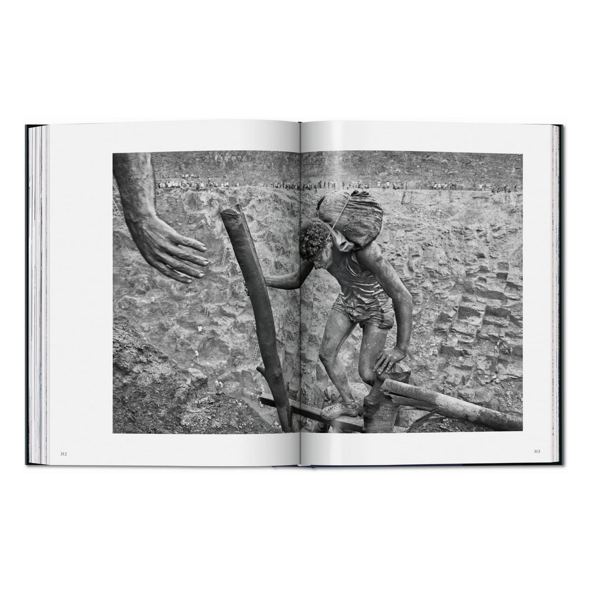 Sebastião Salgado. Workers. An Archaeology of the Industrial Age (English)