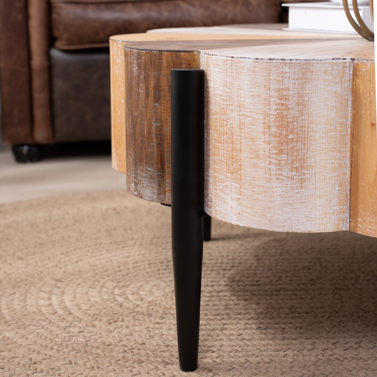 Rustic Manufactured Wood Flower - Shaped Coffee Table with Metal Legs, 31.7' Diameter Vintage Distressed Center Table for Living Room