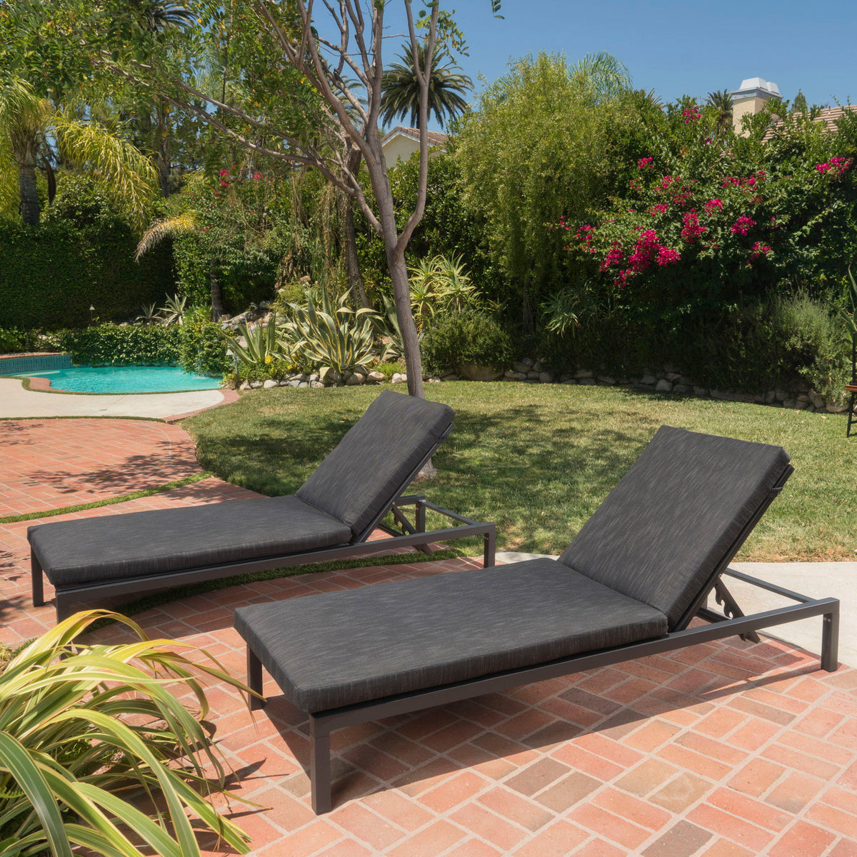 Modern Chaise Lounge With Wate Resistant Fabric Cushions