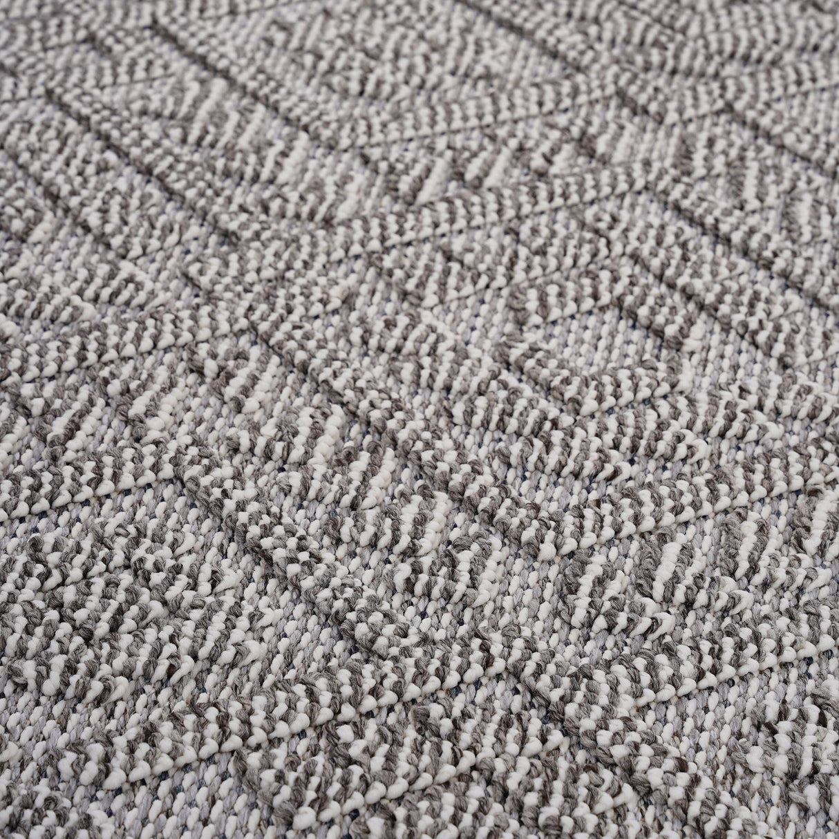 Guros - 8' X 10' Traditional Indoor / Outdoor Area Rug - White