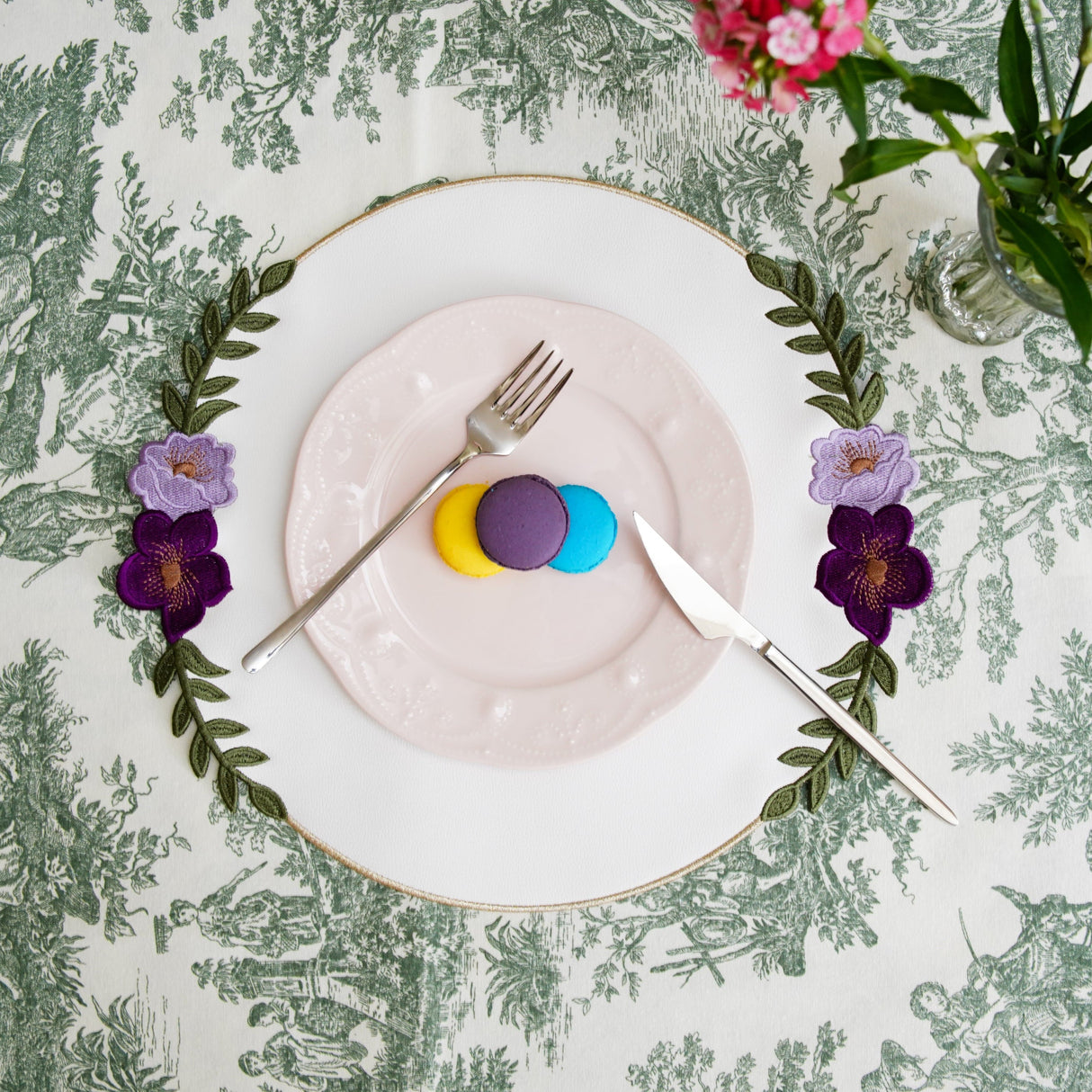 Jasmine White Round Faux Leather Placemat