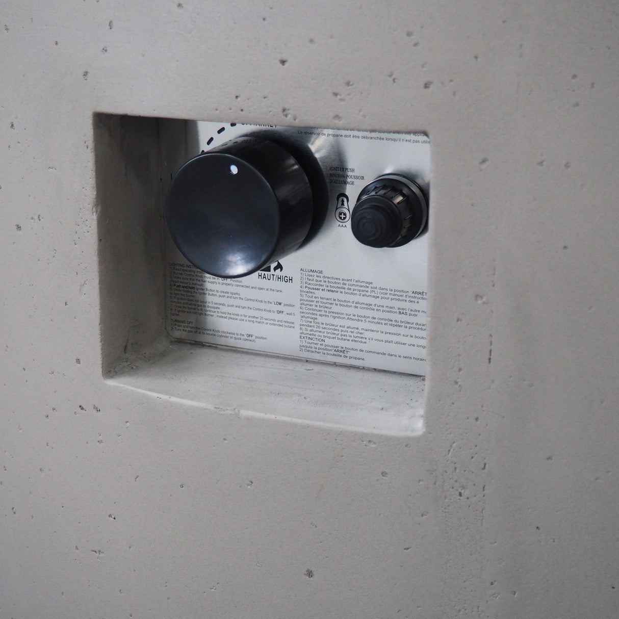 Light Grey Magnesium Oxide 31' Round Fire Pit with 40,000 BTU for Patio Use