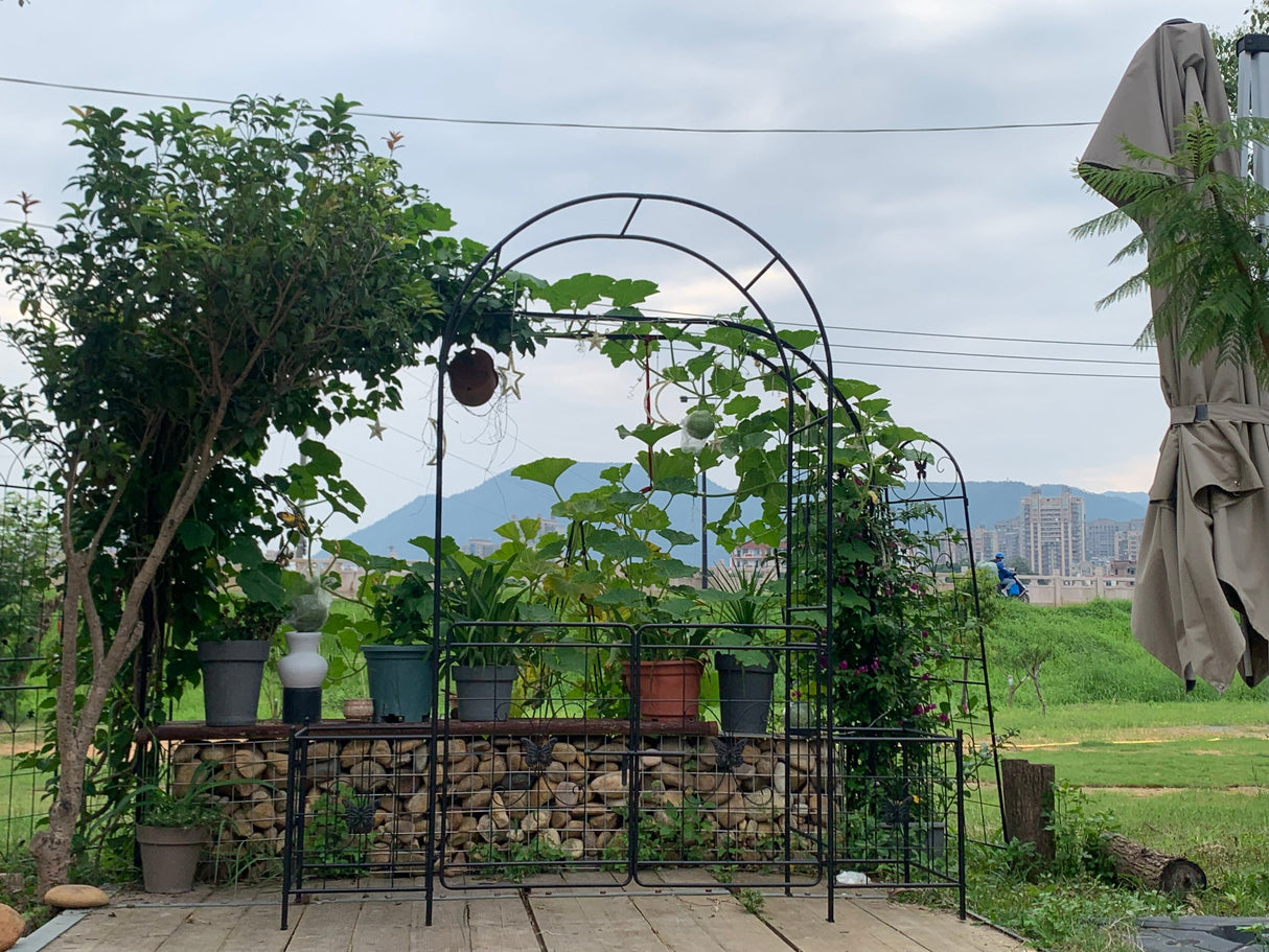 Garden Arch Arbor Trellis for Climbing Plants with Gate, Durable Metal Garden Arch Outdoor Wedding Arch, for Wedding Ceremony Party Plant Climbing Rose Vines Lawn Courtyard Patio Black, 7.15ft