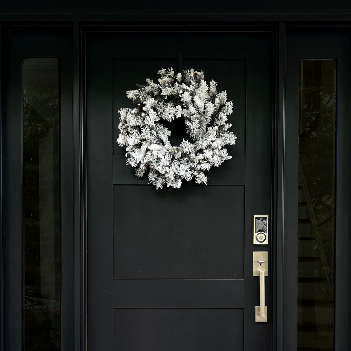 Fraser Hill Farm 24-In Mountain Pine Flocked Artificial Wreath with Warm White LED Lights