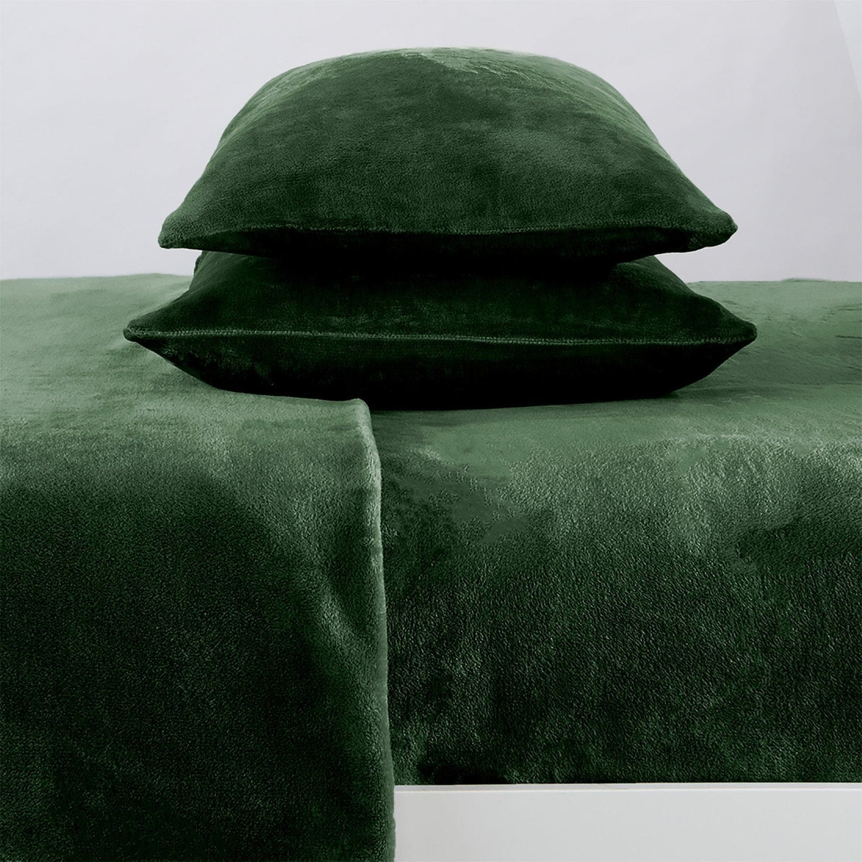 Great Bay Home California King / Emerald 4-Piece Solid Jewel-Toned Plush Sheet - Velvet Luxe Collection 4-Piece Solid Jewel-Toned Plush Sheet | Velvet Luxe Collection 