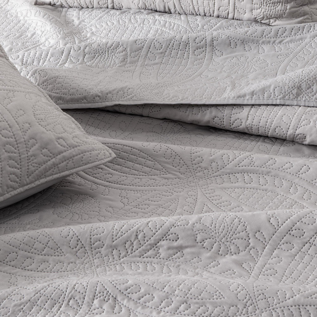 3-Piece Oversized Medallion Quilt Set - Clara Collection