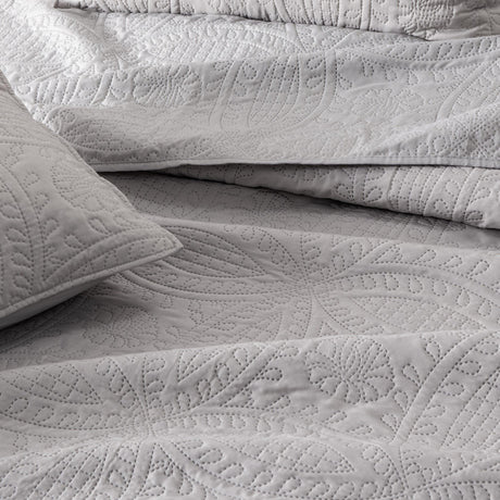 3-Piece Oversized Medallion Quilt Set - Clara Collection