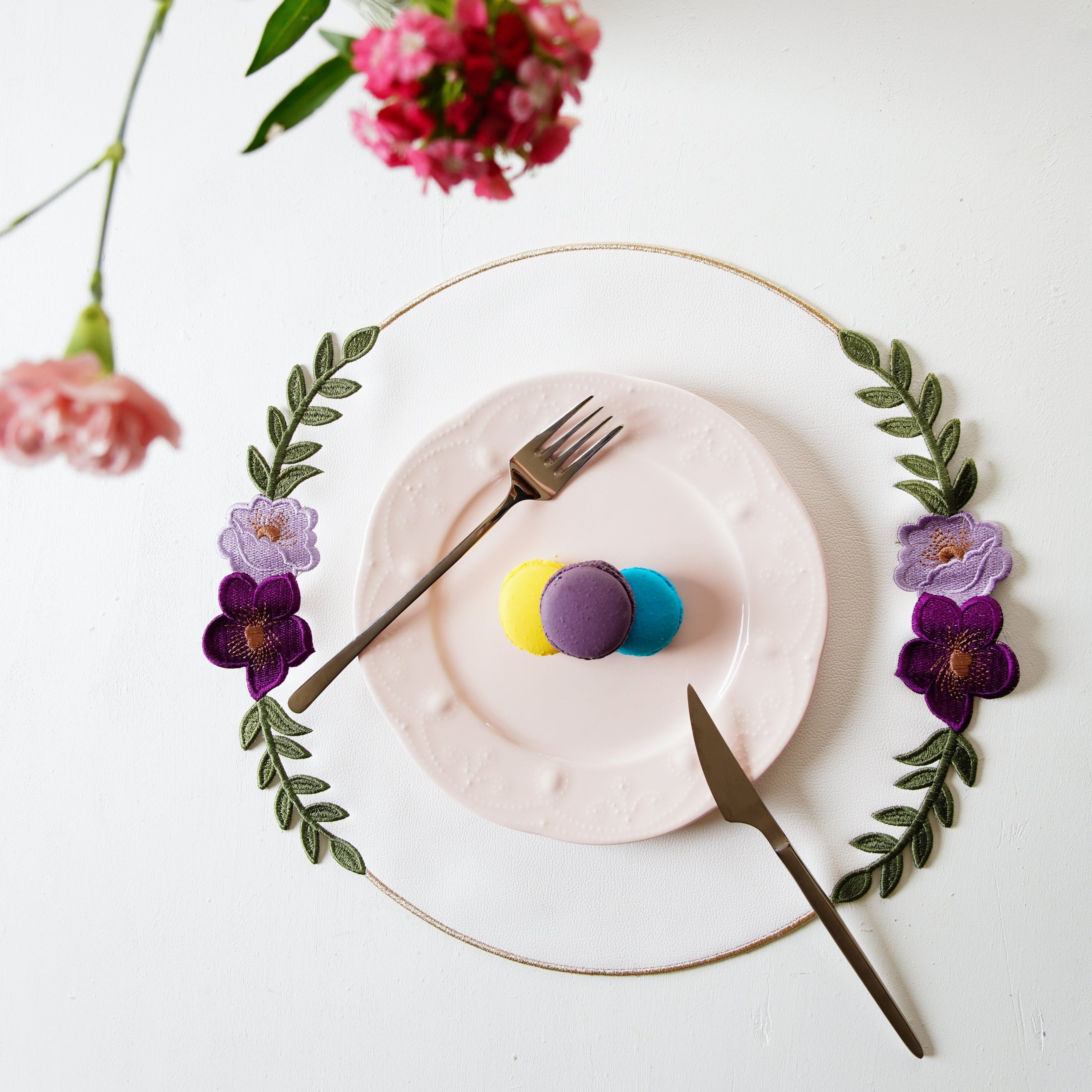 Jasmine White Round Faux Leather Placemat – Single or Sets