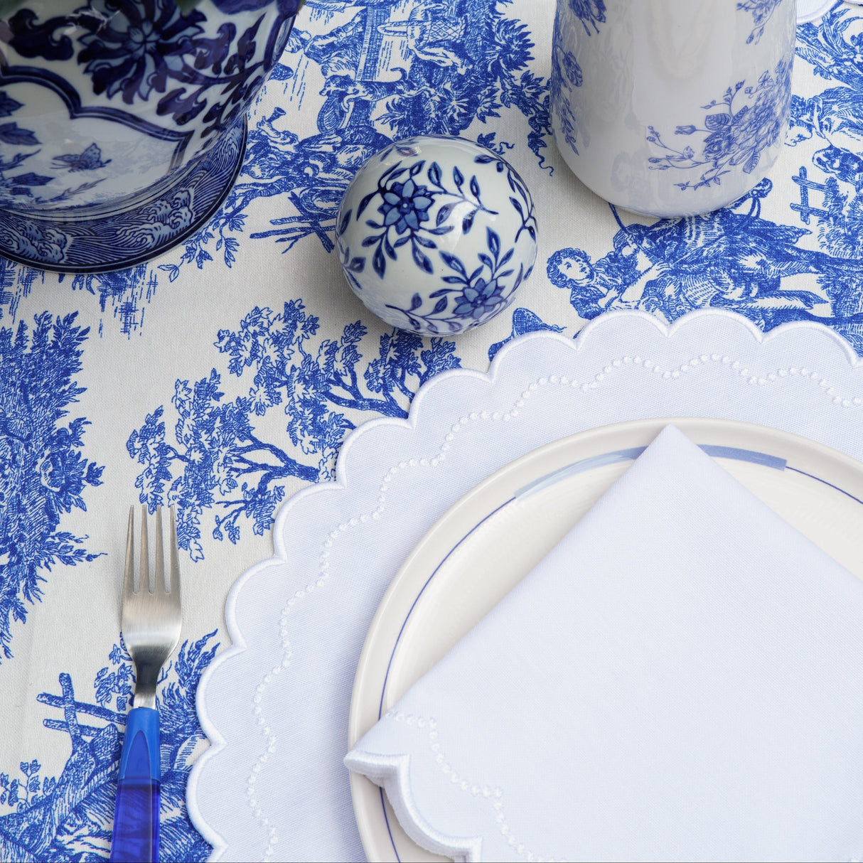 Lily White Round Fabric Placemat & Napkin Set