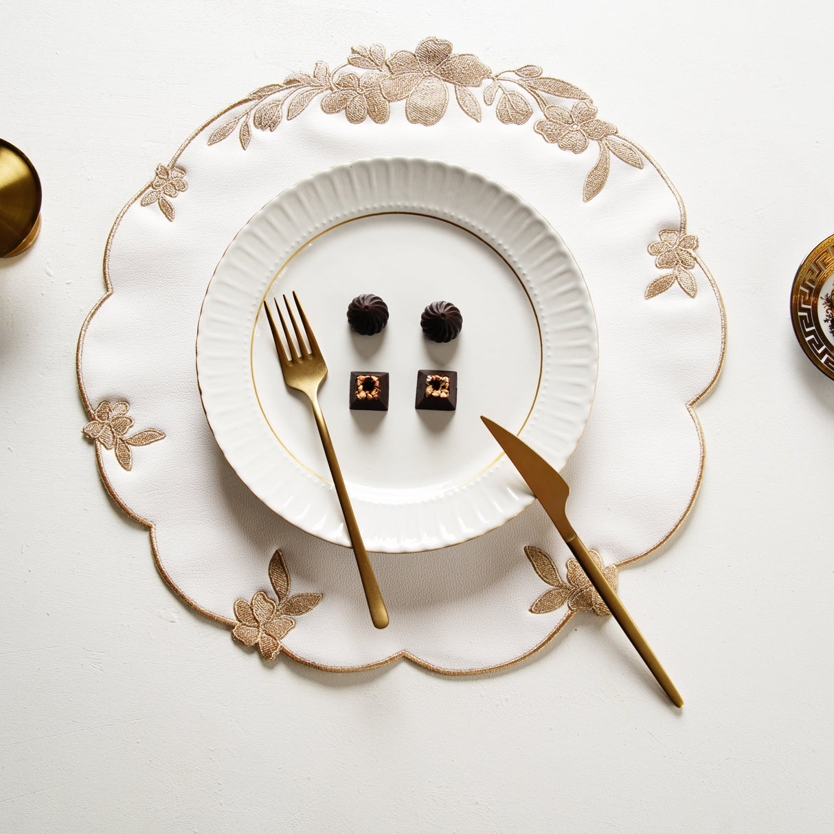LOTUS WHITE GOLD ROUND FAUX LEATHER PLACEMAT